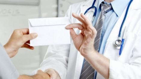 Doi medici de la Spitalul Grigore Alexandrescu au fost retinuti pentru luare de mita