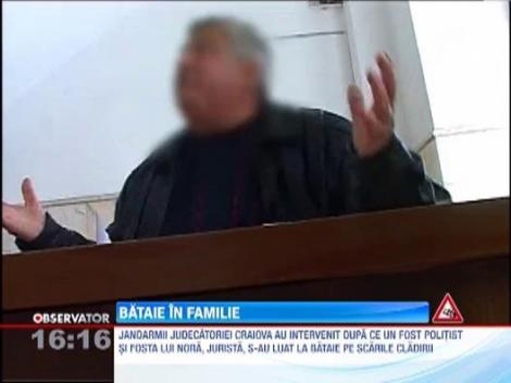 A fost spectacol pe scarile judecatoriei Craiova! Un fost politist si fosta lui nora s-au incaierat