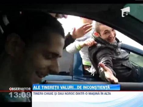 Sase tineri din Dej s-au filmat in timp ce mergeau haotic cu masinile pe un drum judetean
