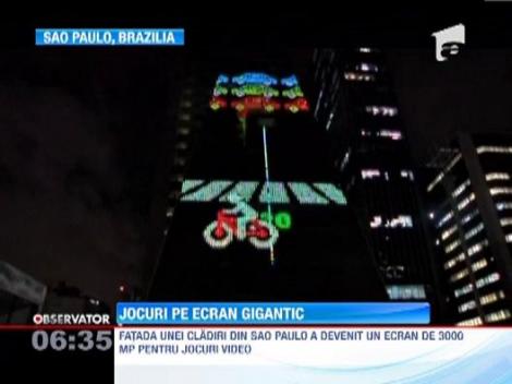 Fatada unei cladiri din Sao Paulo a fost transformata intr-un monitor gigant pentru jocuri video