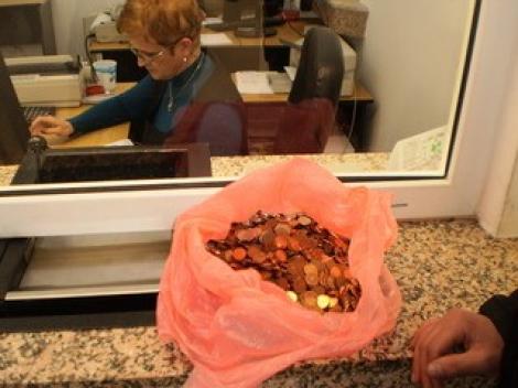 Razbunare marunta! Si-a platit amenda de 150 de lei numai in monede de 5 si 10 bani