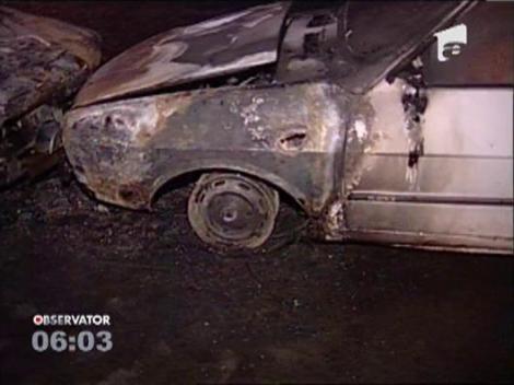 Zece masini si o motocicleta au ars in cartierul Drumul Taberei