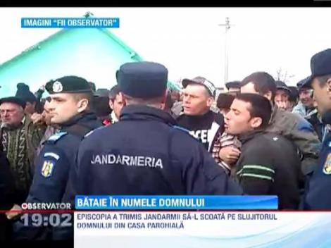 Bataie in numele Domnului! Credinciosii s-au imbrancit cu jandarmii si cu trimisii Episcopiei in apararea preotului dintr-un sat vasluian