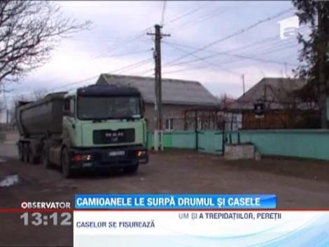 Camioanele le surpa drumurile si casele