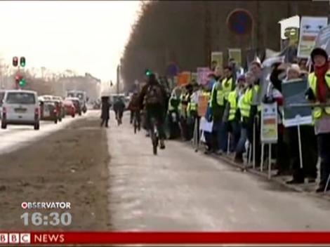 Protest inedit in Danemarca! Mii de angajati din invatamant au format un lant uman de 35 de kilometri intre doua orase