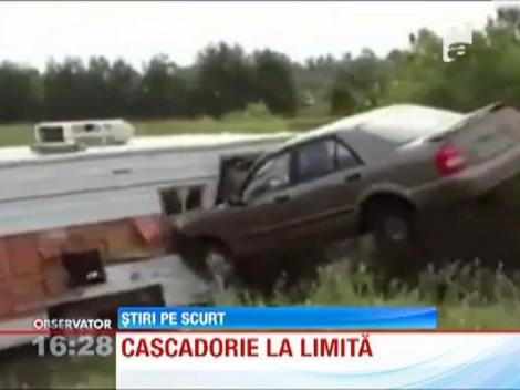 Cascadorie la limita! Mai multi tineri canadieni au sarit cu masina peste calea ferata