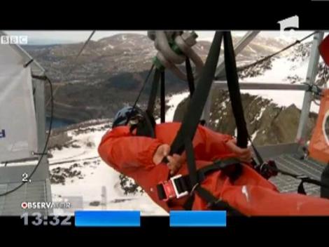 O ziarista de la BBC a testat cea mai lunga tiroliana din lume dar a ramas blocata in funie