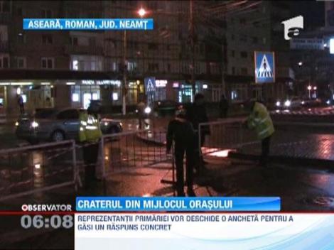 Crater de aproape doi metri adancime in centrul orasului Roman