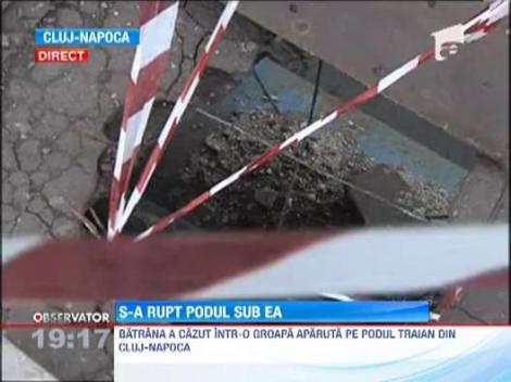 O batrana a cazut intr-o groapa aparuta pe un pod ce traverseaza Somesul