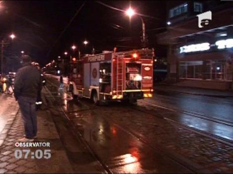S-a rasturnat cu masina langa refugiu de tramvai