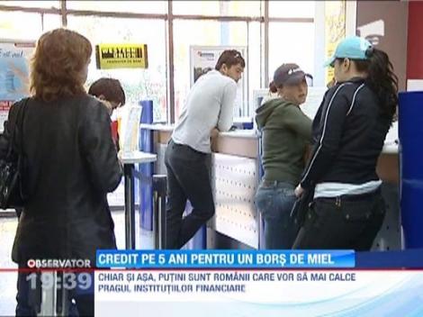 Bancile profita de saracia celor care n-au bani pentru masa de Paste