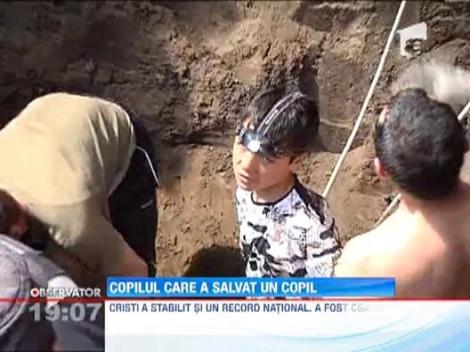 Copilul de 3 ani, scos din fantana de prietenul sau mai mare, si-a reintalnit salvatorul