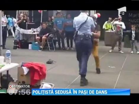 Politista sedusa in pasi de dans de catre un batranel