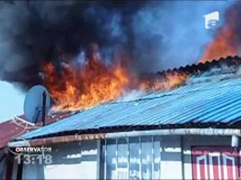 Hunedoara: O familie cu cinci copii a ramas pe drumuri dupa ce casa le-a fost mistuita de flacari