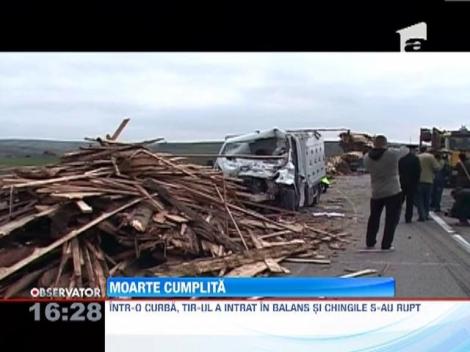Un sofer a murit strivit de bustenii cazuti dintr-un camion scapat de sub control