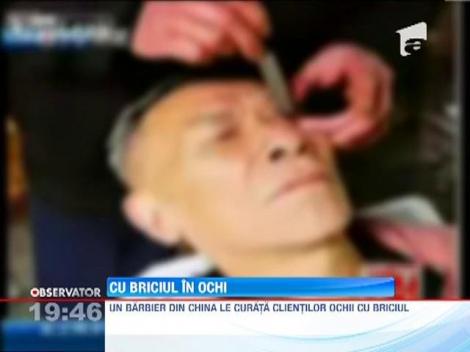 Socant! Un barbier din China le curata ochii clientilor cu briciul