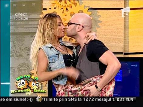 In direct, fara avertisment: Mihai Bendeac a sarutat-o pe "vecina de la Neatza"!
