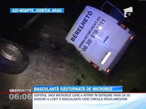 O basculanta s-a rasturnat dupa ce a incercat sa evite un microbuz care a intrat intr-o depasire neregulamentara