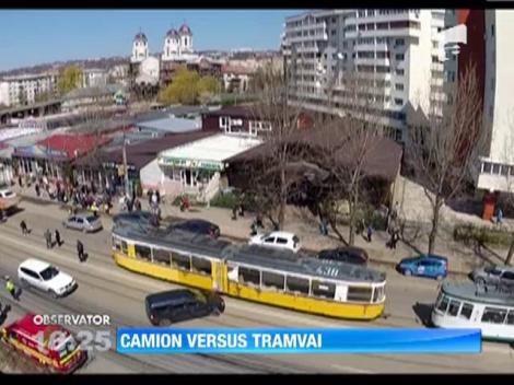 Un camion si un tramvai s-au ciocnit la Iasi