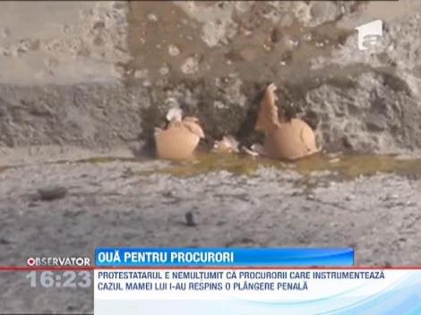 Protest cu oua la Parchet din Ploiesti