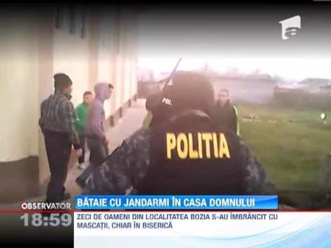 IMAGINI SOCANTE! / Bataie cu jandarmi in biserica