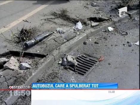 UPDATE/ Un autobuz RATB a lovit trei masini si un pieton dupa ce soferului i s-a facut rau la volan