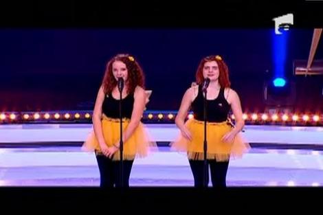 The bees: Doua albinute care au cules trei stele rosii!