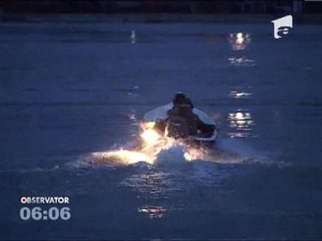 Doi politisti cu grade de alcool in sange, s-au ales cu cateva coaste rupte dupa ce s-au izbit cu o barca de un trunchi de copac