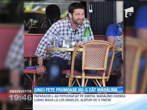 Gerard Butler, surprins cu cinci femei pe o terasa din Los Angeles!