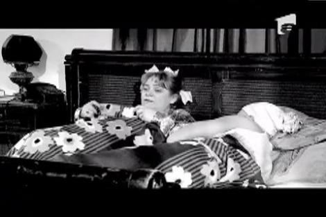 "Costica, iar dormi?"