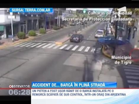 Pieton ranit usor de... o barca!