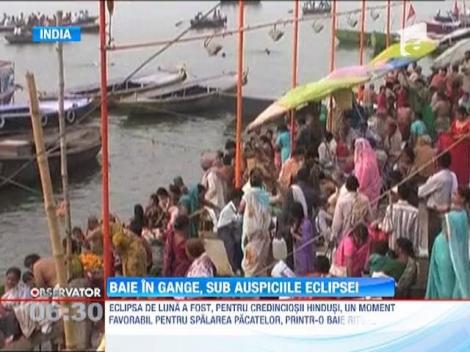 Zeci de hindusi s-au scaldat in apele fluviului Gange, un ritual dupa eclipsa de luna