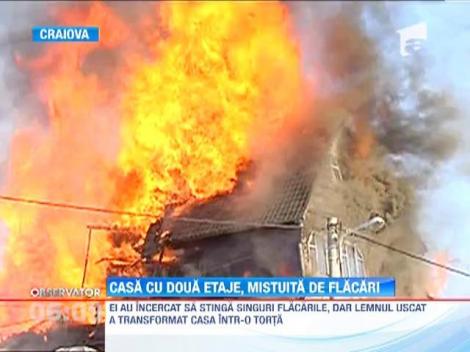O casa cu doua etaje din Craiova, mistuita de flacari