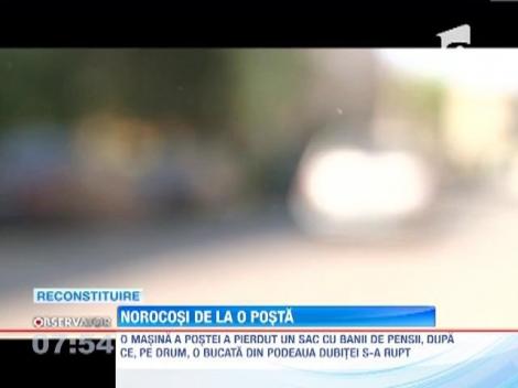 Un sac plin cu bani a fost pierdut de drum de masina postei