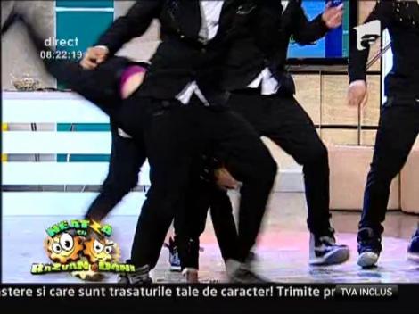 First Class a facut "bicicleta umana" in platoul de la Neatza