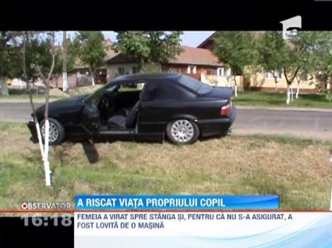 Mama si copil de 3 ani tinut in brate pe scuter, raniti grav intr-un accident
