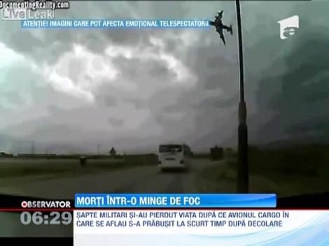 Imagini socante in Afganistan! Un Boeing 747 s-a prabusit foarte aproape de un autobuz