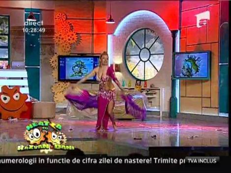 Jasmine a dansat pe muzica orientala la Neatza