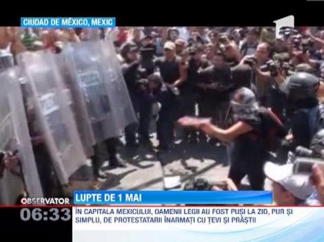 Confruntari violente intre protestatari si fortele de ordine in mai orase din lume