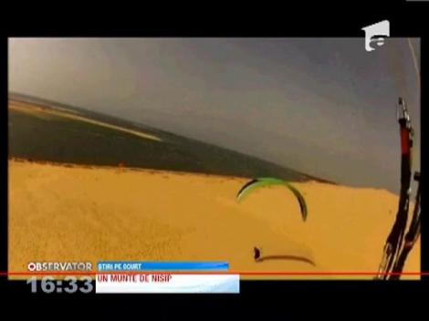 Un munte de nisip a inghitit mai multe sosele si case in Franta