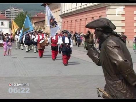 Spectacol in Alba. Sute de turisti au urmarit parada cu torte a soldatilor medievali
