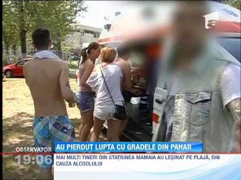 Tineri culesi cu targa din nisip, pe plaja din Mamaia