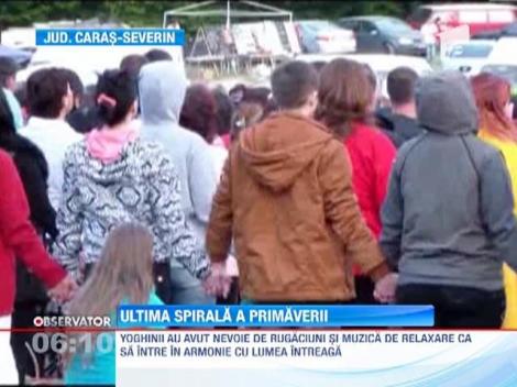 Peste 5000 de yoghini au realizat o spirala imensa pe platoul Coronini din Baile Herculane