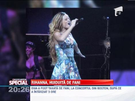 Rihanna, huiduita de fani, dupa ce a intarziat trei ore la un concert