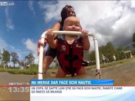 Un copil de sapte luni face schi nautic, inainte sa invete sa mearga
