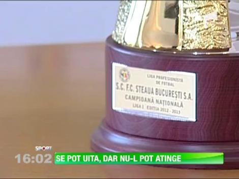 Ros-albastrii si-au vazut trofeul pe care-l vor primi pentru castigarea campionatului