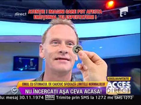 IMAGINI SOCANTE! Stevie Starr, "omul cu stomacul de cauciuc", a inghitit cuie in platoul de la "Acces Direct"!