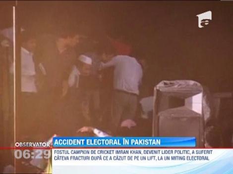 Un lider politic din Pakistan a cazut in cap in timpul unui miting electoral