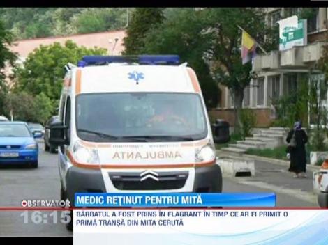 Medic retinut pentru mita