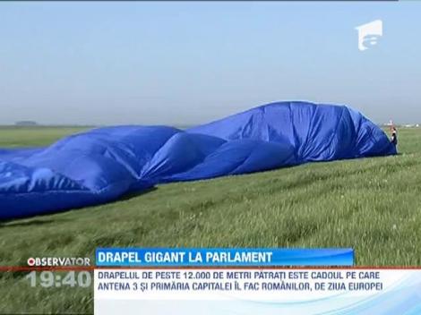 Drapel gigant in fata Palatului Parlamentului, cu ocazia Zilei Europei